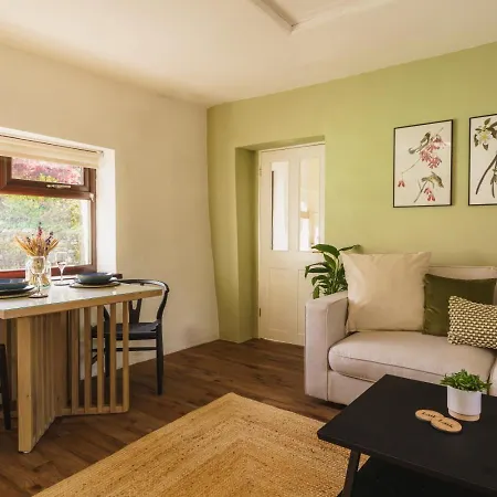 בית נופש Steps Cottage,