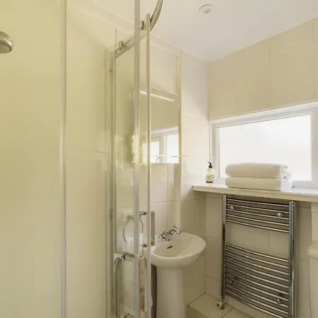 בית נופש Steps Cottage, *